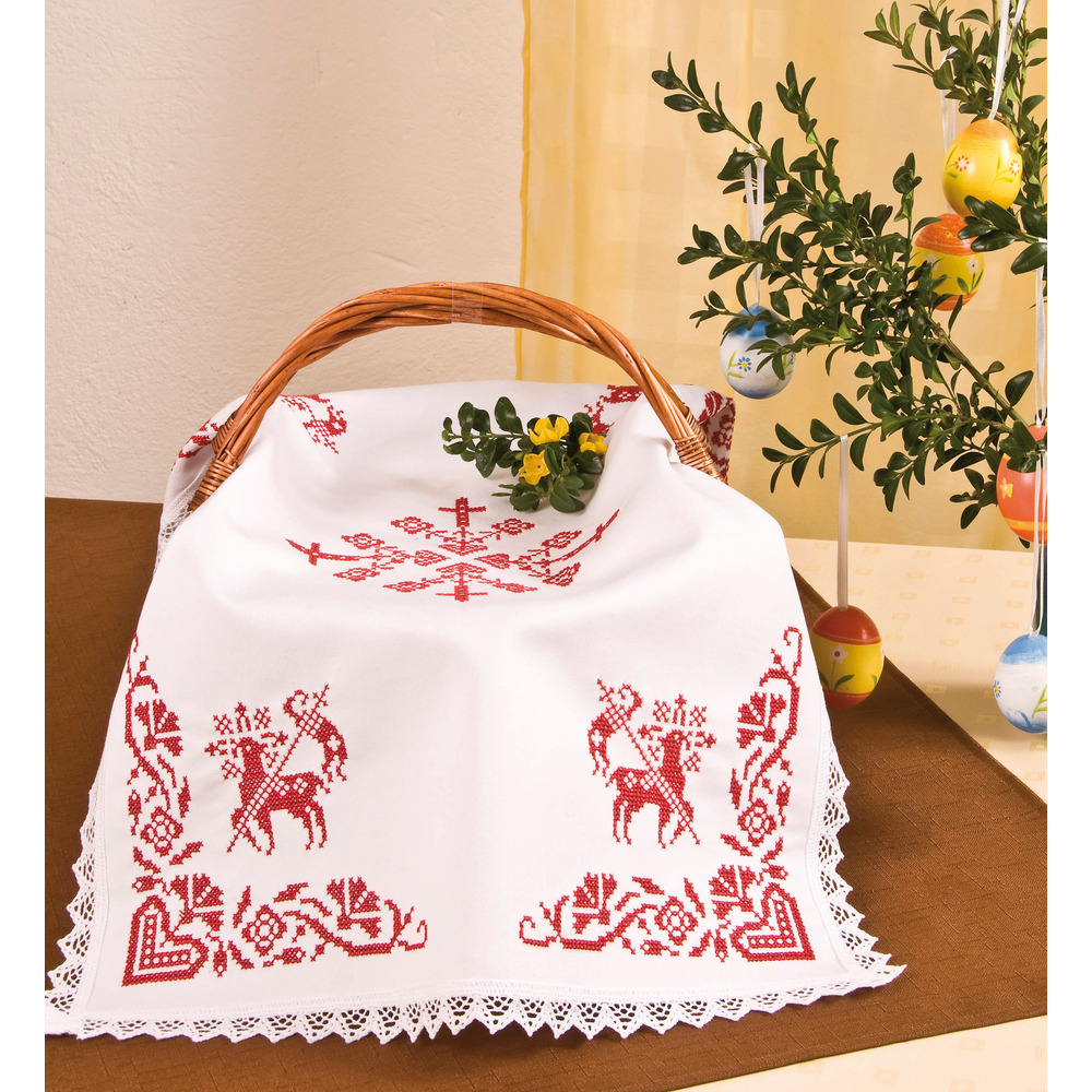Weihkorbdecke Lamm weiß mit Spitze und rotem Garn und Nadel