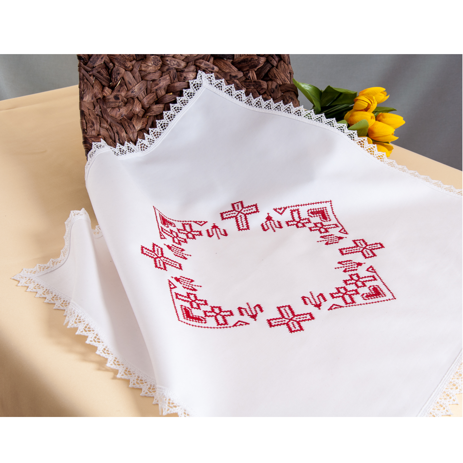  Weihkorbdecke Passion 55 x 55 cm mit rotem Garn und Nadel